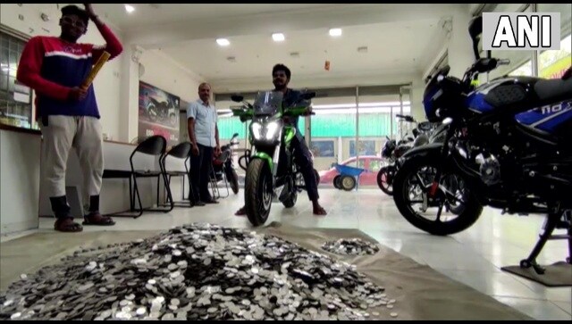 Tamil Nadu man saves Rs 1 coins for 3 years to buy dream bike worth Rs 2.6 lakh Tamil Nadu man saves Rs 1 coins for 3 years to buy dream bike worth Rs 2.6 lakh