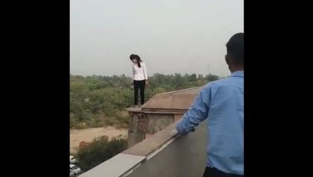 #WATCH: Woman jumps off Akshardham Metro station in ‘suicide attempt’, rescued by CISF personnel #WATCH: Woman jumps off Akshardham Metro station in ‘suicide attempt’, rescued by CISF personnel
