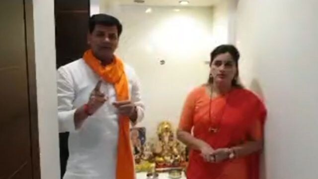 Shiv Sena workers protest outside BJP MP's house over politico's plan to recite Hanuman Chalisa outside Maharashtra CM's house Shiv Sena workers protest outside BJP MP's house over politico's plan to recite Hanuman Chalisa outside Maharashtra CM's house