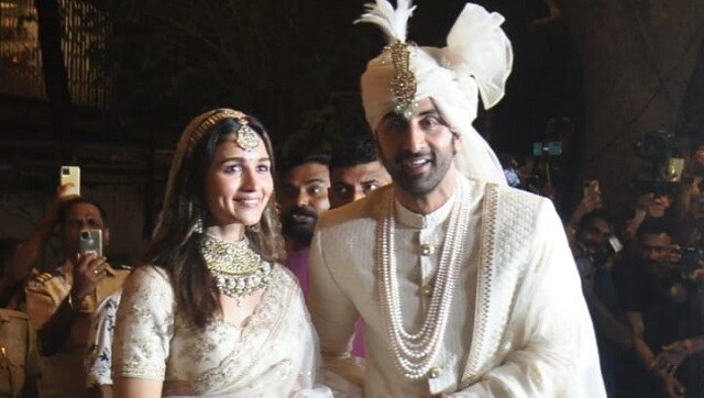 Watch: Ranbir Kapoor kneels down for Alia Bhatt during varmala ceremony Watch: Ranbir Kapoor kneels down for Alia Bhatt during varmala ceremony