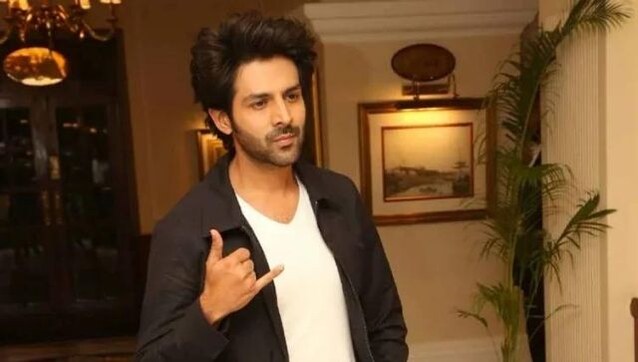 Kartik Aaryan celebrates the success of Bhool Bhulaiyaa 2 with fans Kartik Aaryan celebrates the success of Bhool Bhulaiyaa 2 with fans