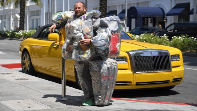 Trashy fashion! American environmentalist wears garbage for a month Trashy fashion! American environmentalist wears garbage for a month