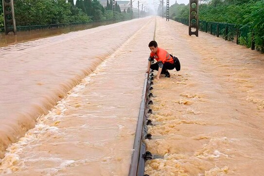 South China floods force tens of thousands to evacuate South China floods force tens of thousands to evacuate