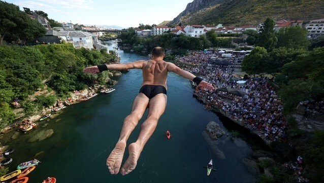 A deep dive: Bravehearts jump into Bosnia's Neretva River A deep dive: Bravehearts jump into Bosnia's Neretva River