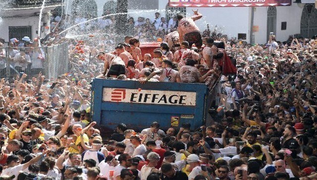People wash the tomato pulps off their bodies as the one-hour-long food fight comes to an end. AFP People wash the tomato pulps off their bodies as the one-hour-long food fight comes to an end. AFP