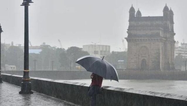 Mumbai experiences heavy overnight rainfall, water clogging in low-lying areas Mumbai experiences heavy overnight rainfall, water clogging in low-lying areas