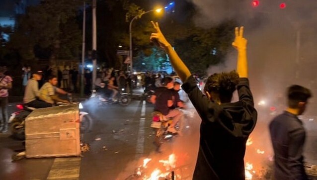 Hair-raising! Women take centre stage as anti-hijab protests rock Iran 令人毛骨悚然的!反头巾抗议活动震动了伊朗,妇女登上了舞台中央