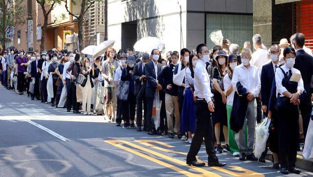 People make long lines to lay flowers and pay respects to former Japanese Prime Minister Shinzo Abe at the stands set up outside the venue for his state funeral in Tokyo. AP People make long lines to lay flowers and pay respects to former Japanese Prime Minister Shinzo Abe at the stands set up outside the venue for his state funeral in Tokyo. AP