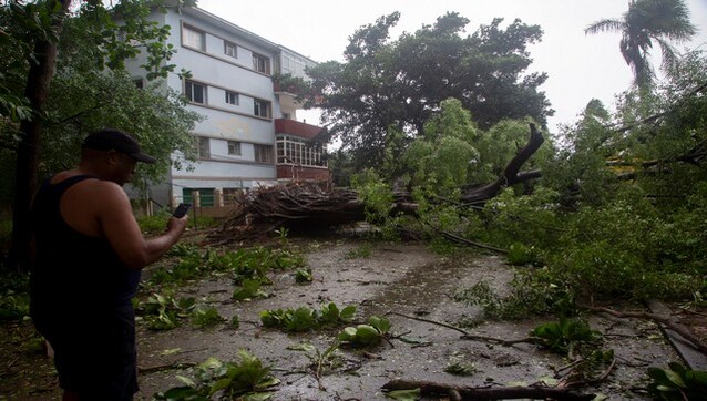 Complete blackout, overturned planes: Hurricane Ian batters Cuba, heads to Florida Complete blackout, overturned planes: Hurricane Ian batters Cuba, heads to Florida
