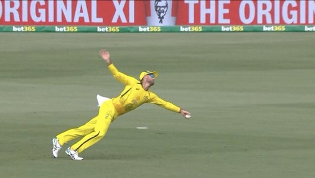 Watch: Maxwell takes one-handed stunner to dismiss Martin Guptill during AUS vs NZ 1st ODI Watch: Maxwell takes one-handed stunner to dismiss Martin Guptill during AUS vs NZ 1st ODI