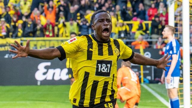 Bundesliga: Borussia Dortmund go top with Schalke win; Bayern Munich beaten at Augsburg