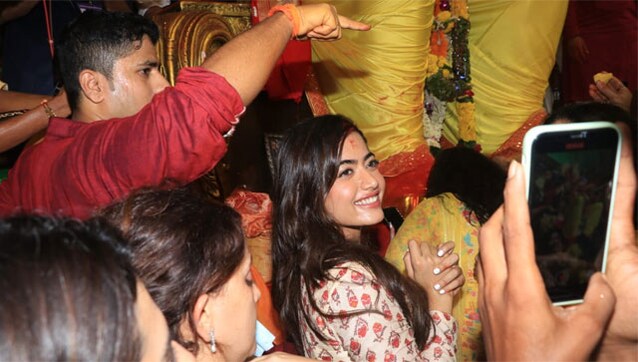 'Srivalli' Rashmika Mandanna gets heavily mobbed by fans as she pays a visit to Lalbaugh Ka Raja 'Srivalli' Rashmika Mandanna gets heavily mobbed by fans as she pays a visit to Lalbaugh Ka Raja