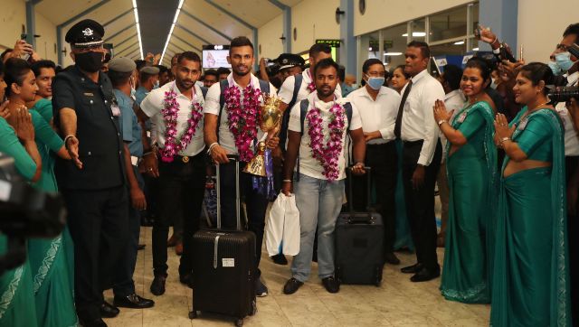 Sri Lanka captain Dasun Shanaka and teammates with Asia Cup trophy at the Colombo airport. Image: @OfficialSLC