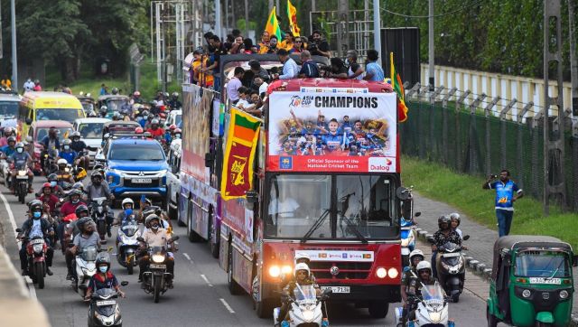 Fans cheer Sri Lanka’s victorious Asia Cup team in Colombo. AFP
