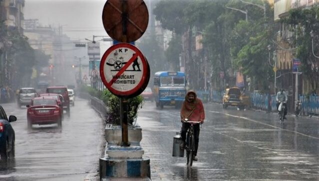 IMD predicts heavy rainfall in four southern districts of Kerala, issues red alert IMD predicts heavy rainfall in four southern districts of Kerala, issues red alert