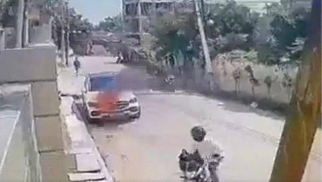 #Watch: Angry over unpaid dues, real estate contractor sets ex-employer's Mercedes on fire
