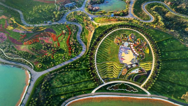 Beautiful life – Princess Taiping: After years of efforts, more than 2,000 mu of desertified land has been turned into forest resources. On a slope of the park, which covers an area of nearly 5 mu, the most representative and iconic landscape of the park: the “Princess Taiping”, made up of plants of different colors and shapes. Image Courtesy: Jingkun Yang Beautiful life – Princess Taiping: After years of efforts, more than 2,000 mu of desertified land has been turned into forest resources. On a slope of the park, which covers an area of nearly 5 mu, the most representative and iconic landscape of the park: the “Princess Taiping”, made up of plants of different colors and shapes. Image Courtesy: Jingkun Yang