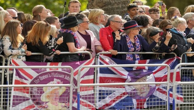 Mourners have gathered in London since few days now for a chance to view Queen Elizabeth II’s coffin lying in state. Hundreds of thousands of well-wishers lined the route and paid their tributes to Britain’s longest-serving monarch. AP Mourners have gathered in London since few days now for a chance to view Queen Elizabeth II’s coffin lying in state. Hundreds of thousands of well-wishers lined the route and paid their tributes to Britain’s longest-serving monarch. AP