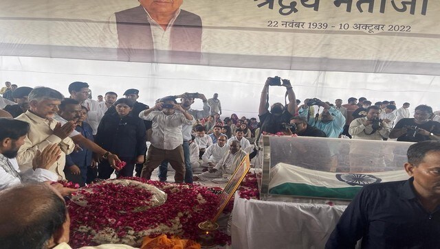 Former Chief Minister of Andhra Pradesh Chandrababu Naidu paid his respects to Mulayam Singh Yadav. Image courtesy: @ncbn/Twitter Former Chief Minister of Andhra Pradesh Chandrababu Naidu paid his respects to Mulayam Singh Yadav. Image courtesy: @ncbn/Twitter