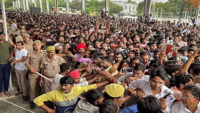 Hundreds of people waited for hours to catch a glimpse of Mulayam Singh Yadav in his native village of Saifai. Chants of ‘Netaji amar rahe’ reverberated in the area as the Yadav patriarch was being cremated. PTI Hundreds of people waited for hours to catch a glimpse of Mulayam Singh Yadav in his native village of Saifai. Chants of ‘Netaji amar rahe’ reverberated in the area as the Yadav patriarch was being cremated. PTI