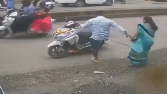 Passersby hop in to help couple after their scooter catches fire, internet showers praises