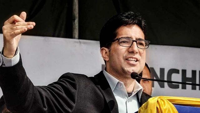 Shah Faesal takes on Mehbooba Mufti. And how! Shah Faesal takes on Mehbooba Mufti. And how!