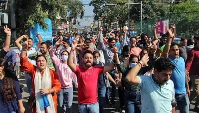 WATCH | In Kolkata, police forcibly remove TET candidates from protest site, impose Sec 144 WATCH | In Kolkata, police forcibly remove TET candidates from protest site, impose Sec 144