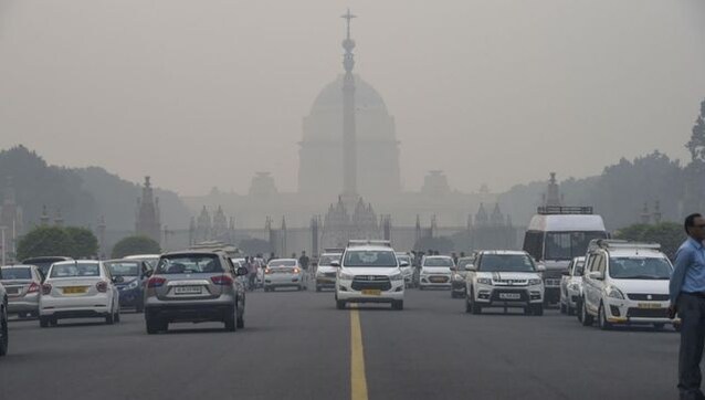 Delhi's air quality slightly improves, but still remains under 'poor' category Delhi's air quality slightly improves, but still remains under 'poor' category
