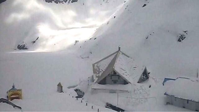 Uttarakhand: Heavy Snowfall leads Hemkund Sahib pilgrimage stop before official closing Uttarakhand: Heavy Snowfall leads Hemkund Sahib pilgrimage stop before official closing