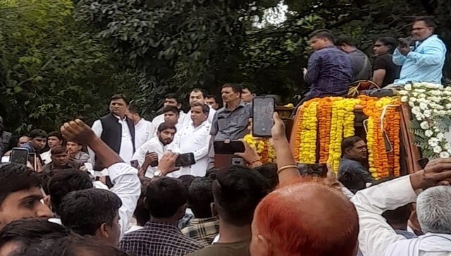 The funeral was attended by a number of political leaders from all over the country. According to media reports, scores of men worked through the night to create a platform for Mulayam’s last rites. News18 The funeral was attended by a number of political leaders from all over the country. According to media reports, scores of men worked through the night to create a platform for Mulayam’s last rites. News18