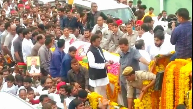 Akhilesh Yadav standing beside his father’s mortal remains in Saifai village. According to a PTI report, during the funeral, a native of Etawah recalled how ‘Netaji’ knew people of the region by their first names and that he was hugely popular among the people of Etawah. News18 Akhilesh Yadav standing beside his father’s mortal remains in Saifai village. According to a PTI report, during the funeral, a native of Etawah recalled how ‘Netaji’ knew people of the region by their first names and that he was hugely popular among the people of Etawah. News18