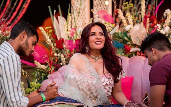 Richa Chadha and Ali Fazal look love struck in new intimate moments from their Sangeet and Mehendi ceremony Richa Chadha和Ali Fazal在他们的Sangeet和Mehendi仪式上出现了新的亲密时刻,看起来很相爱