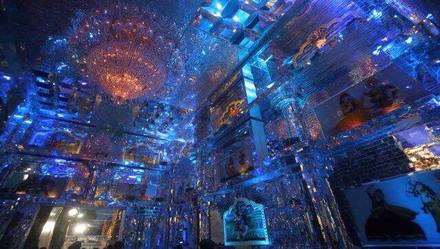Mirror, mirror: Rajasthan's Sheesh Mahal comes alive at Kolkata's Durga Puja pandal 镜子,镜子:拉贾斯坦邦的Sheesh Mahal在加尔各答的Durga Puja pandal活了起来
