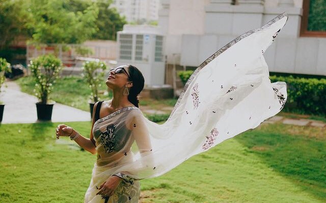 While giving back-to-back releases this year, Sobhita’s much-awaited Ponniyin Selvan: I, has finally been released in the theaters in which she will be seen as a queen, Vaanathi in the film. While giving back-to-back releases this year, Sobhita’s much-awaited Ponniyin Selvan: I, has finally been released in the theaters in which she will be seen as a queen, Vaanathi in the film.