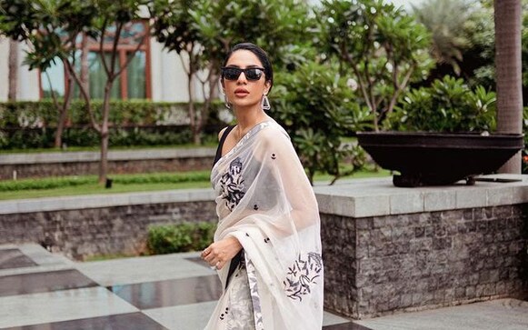 Sobhita Dhulipala strikes a pose in a black and white saree while promoting Ponniyin Selvan: 1