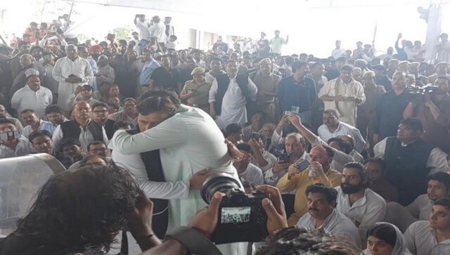 Varun Gandhi consoled Akhilesh Yadav during the funeral of Mulayam Singh Yadav. Etawah’s district magistrate Avanish Rai first paid respect to Mulayam Singh Yadav on behalf of the President of India followed by his brother Shivpal Singh Yadav, Ramgopal Yadav and other Samajwadi Party leaders. Image courtesy: @varungandhi80/Twitter Varun Gandhi consoled Akhilesh Yadav during the funeral of Mulayam Singh Yadav. Etawah’s district magistrate Avanish Rai first paid respect to Mulayam Singh Yadav on behalf of the President of India followed by his brother Shivpal Singh Yadav, Ramgopal Yadav and other Samajwadi Party leaders. Image courtesy: @varungandhi80/Twitter
