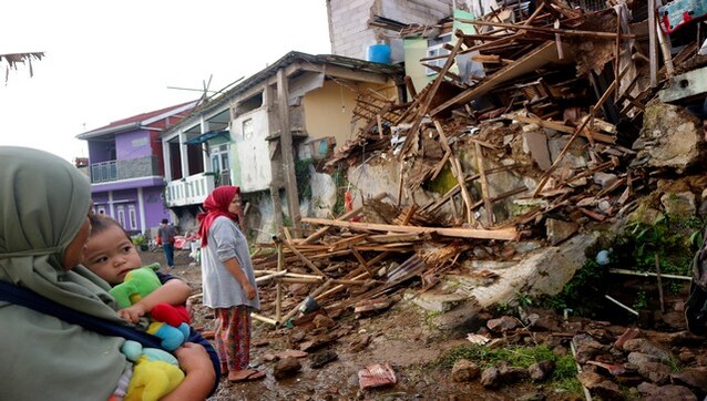 Rubble Rubble Everywhere: Indonesia struggles to pick up the pieces after deadly quake Rubble Rubble Everywhere: Indonesia struggles to pick up the pieces after deadly quake