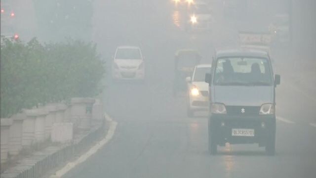 Delhi wakes up to thick smog, air quality index dips to 'severe' Delhi wakes up to thick smog, air quality index dips to 'severe'