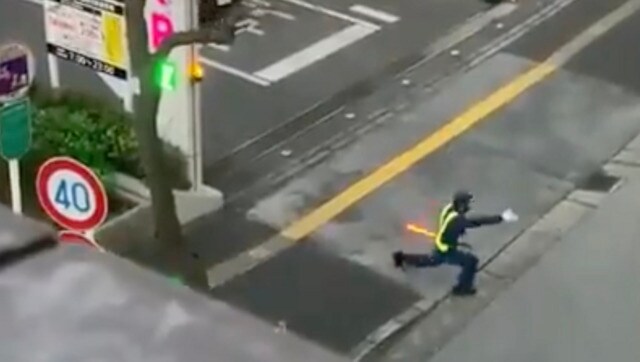 Viral video: Cop controls traffic in unique way; leaves internet impressed