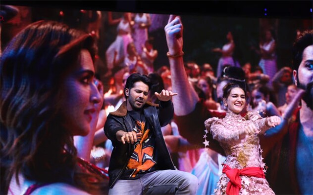 Sharing his views about the event, Mr. Ravinder Choudhary, Assistant Vice President, Vegas Mall, said, “Vegas Mall has always maintained itself as a platform to provide best-quality entertainment to our customers. We were elated to welcome Bollywood stars Varun Dhawan and Kriti Sanon to Vegas Mall, who enthralled the audience with their presence and energetic performance. They enjoy a massive following, and around 3000 people gathered at Vegas Mall to catch a glimpse of them.” Sharing his views about the event, Mr. Ravinder Choudhary, Assistant Vice President, Vegas Mall, said, “Vegas Mall has always maintained itself as a platform to provide best-quality entertainment to our customers. We were elated to welcome Bollywood stars Varun Dhawan and Kriti Sanon to Vegas Mall, who enthralled the audience with their presence and energetic performance. They enjoy a massive following, and around 3000 people gathered at Vegas Mall to catch a glimpse of them.”