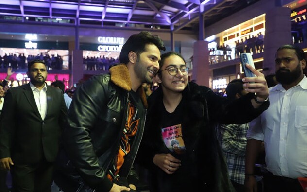 24-11-2022, The leading star cast of a highly-awaited Bollywood film slated to release this week, Bhediya, Varun Dhawan and Kriti Sanon, graced Vegas Mall in Dwarka Sector 14 to promote their upcoming flick and entertain their fans, who were present in thousands of numbers. The event occurred in the evening at the Central Piazza of the mall. Vegas Mall took special care to make robust arrangements to ensure the star’s safety and maintain an overall smooth management system. 24-11-2022, The leading star cast of a highly-awaited Bollywood film slated to release this week, Bhediya, Varun Dhawan and Kriti Sanon, graced Vegas Mall in Dwarka Sector 14 to promote their upcoming flick and entertain their fans, who were present in thousands of numbers. The event occurred in the evening at the Central Piazza of the mall. Vegas Mall took special care to make robust arrangements to ensure the star’s safety and maintain an overall smooth management system.