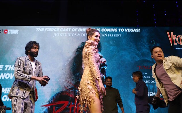 Varun Dhawan and Kriti Sanon engaged in crowd entertainment by dancing to the chartbuster songs of their film up for release on the coming Friday. They also interacted and clicked selfies with their fans. Pandering to fans’ desires, Varun Dhawan and Kriti Sanon mouthed famous dialogues of their film, which drew claps and whistles from the audience. Varun Dhawan and Kriti Sanon engaged in crowd entertainment by dancing to the chartbuster songs of their film up for release on the coming Friday. They also interacted and clicked selfies with their fans. Pandering to fans’ desires, Varun Dhawan and Kriti Sanon mouthed famous dialogues of their film, which drew claps and whistles from the audience.