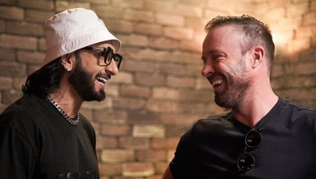 Ranveer Singh and AB de Villiers twin in black as the two stars meet, greet, and have a laugh together Ranveer Singh and AB de Villiers twin in black as the two stars meet, greet, and have a laugh together