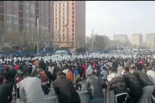 China COVID lockdown: Foxconn apologises for pay dispute at Zhengzhou iPhone factory as workers' protest continues China COVID lockdown: Foxconn apologises for pay dispute at Zhengzhou iPhone factory as workers' protest continues