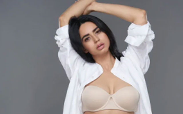 Soundarya Sharma is very active in the Bollywood industry and in 2018, she entered Bollywood with one of her films “Ranchi Diaries”. She had a lead role in the film (Photo Credit: @soundaryasharma Koo App) Soundarya Sharma is very active in the Bollywood industry and in 2018, she entered Bollywood with one of her films “Ranchi Diaries”. She had a lead role in the film (Photo Credit: @soundaryasharma Koo App)