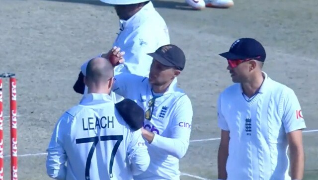 Watch: Joe Root’s ‘ingenious’ way to shine ball on Jack Leach’s head during 1st Pakistan-England Test Watch: Joe Root’s ‘ingenious’ way to shine ball on Jack Leach’s head during 1st Pakistan-England Test