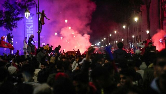 Moroccans gather to celebrate Morocco’s win over Spain in a World Cup match played in Qatar, in Rabat, Morocco. AP 在摩洛哥首都拉巴特,摩洛哥人聚集在一起庆祝摩洛哥在卡塔尔举行的世界杯比赛中战胜西班牙。卡塔尔世界杯4强赔率美联社