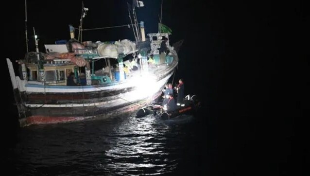10 Pakistani men with arms were to land their boat between Salaya and Okha on Gujarat coast: DGP 10 Pakistani men with arms were to land their boat between Salaya and Okha on Gujarat coast: DGP
