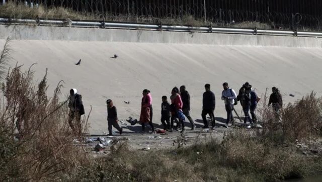 US Supreme Court freezes removal of policy blocking migrants