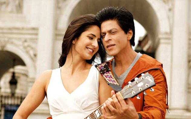 The gorgeous Katrina Kaif who played the character of Meera in romantic drama Jab Tak Hain Jaan.Kaif played the love interest of captain Samar Anand who is a bomb disposal specialist in Indian Army. While their love story is one of our all time favourite we couldn’t take our eyes off Katrina who just won our hearts with her soothing screen presence. 在浪漫戏剧Jab Tak Hain Jaan中扮演Meera角色的美丽的Katrina Kaif。凯夫在片中饰演印度陆军拆弹专家萨马尔·阿南德上尉的爱人。虽然他们的爱情故事一直是我们最喜欢的故事之一,但我们无法将视线从卡特里娜身上移开,她在银幕上抚慰人心的形象赢得了我们的心。